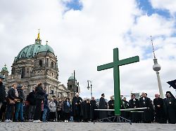 Berlin & Brandenburg: Karfreitagsprozession widmet sich psychischen Erkrankungen