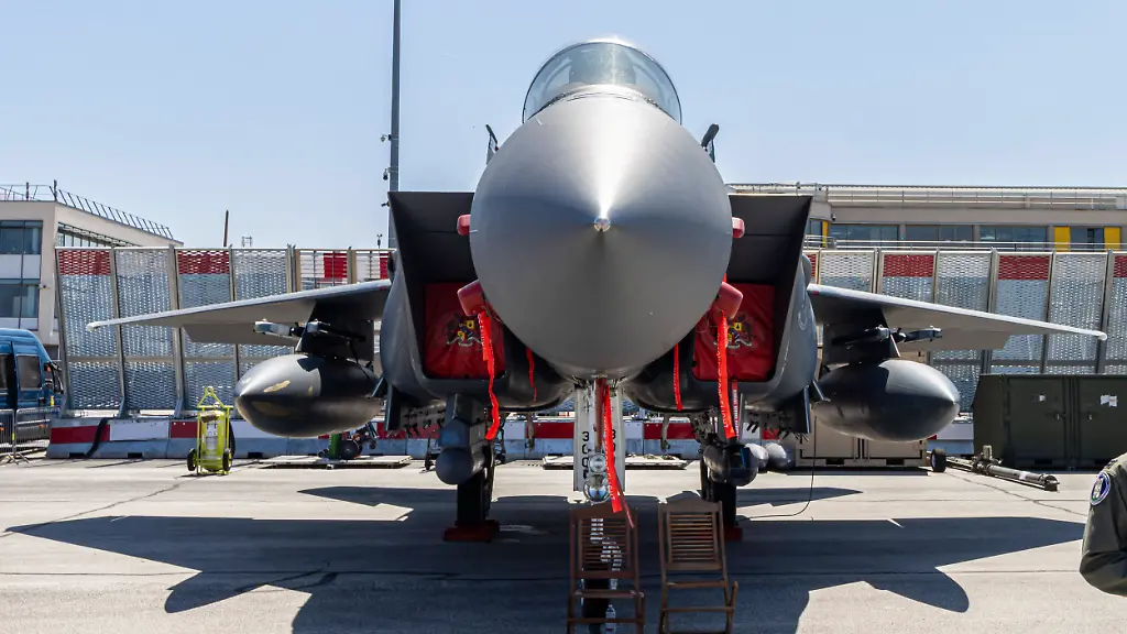 F-15E-Fighter-Of-The-US-Air-Force-At-Paris-Air-Show-2025-Boeing-F-15E-Strike-Eagle-an-American-military-multirole-striker-fighter-jet-in-a-static-display-at-Paris-Air-Show-2025-with-Air-Force-and-army-personnel-The-F15-of-the-static-demo-is-derived-from-McDonnel-Douglas-F-15-Eagle-for-long-range-high-speed-interdiction-without-relying-on-escort-or-electronic-warfare-aircraft-mainly-used-in-various-variants-from-the-United-States-Air-Force-USAF-Royal-Saudi-Air-Force-Israeli-Air-Force-Republic-of-Korea-Air-Force-and-Republic-of-Singapore-Air-Force-The-fighter-aircraft-has-the-registration-tail-number-00-3001-Three-US-F-15E-shot-down-by-friendly-fire-in-Kuwait-during-the-operation-Epic-Fury-in-the-conflict-with-Iran-on-March-2-2026-L-PUBLICATIONxNOTxINxFRA-Copyright-xNicolasxEconomoux-originalFilename-economou-notitle250618-npoKW