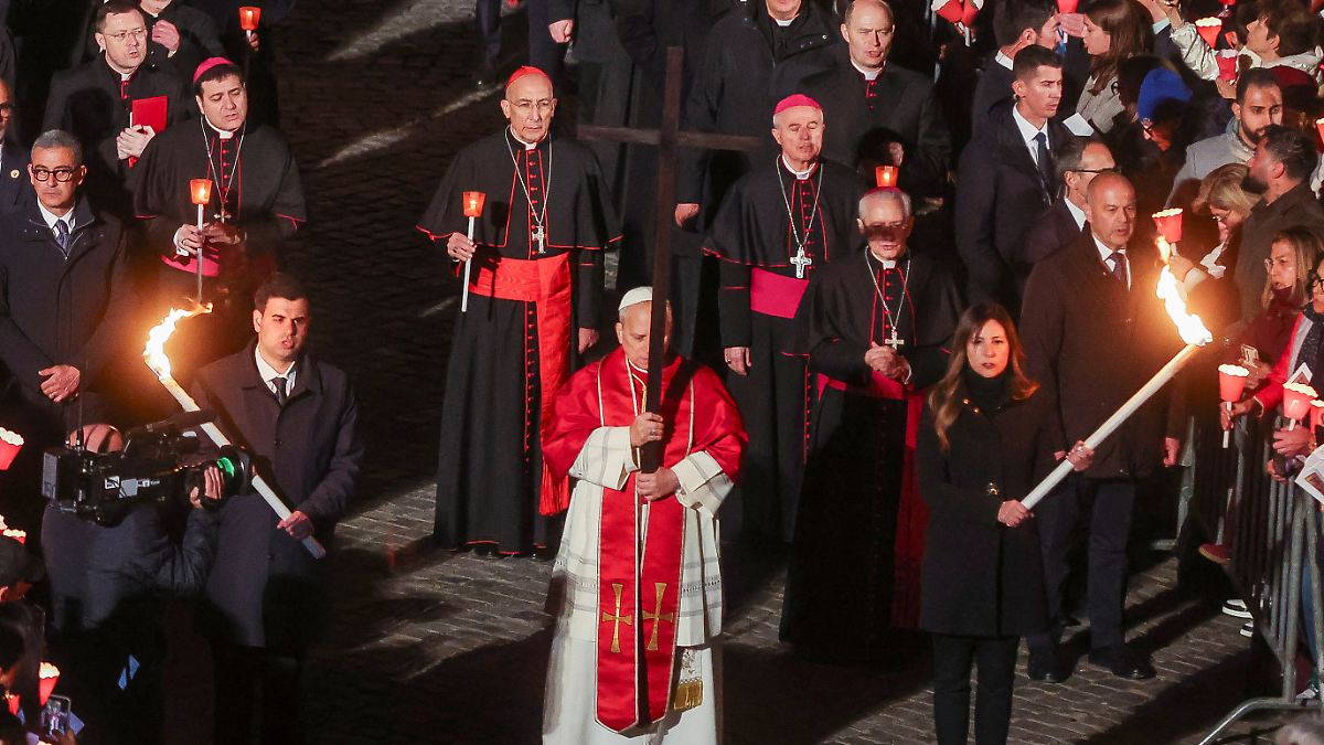Zehntausende Gläubige in Rom: Leo XIV. trägt das Kreuz bei Karfreitags-Prozession selbst