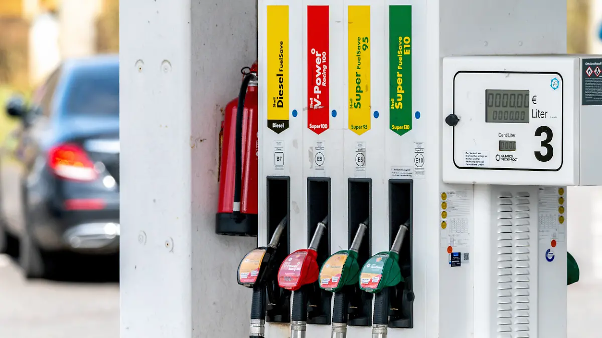 Grüne und Linke für Tempolimit: SPD ruft nach Tank-Preisdeckel nach belgischem Vorbild