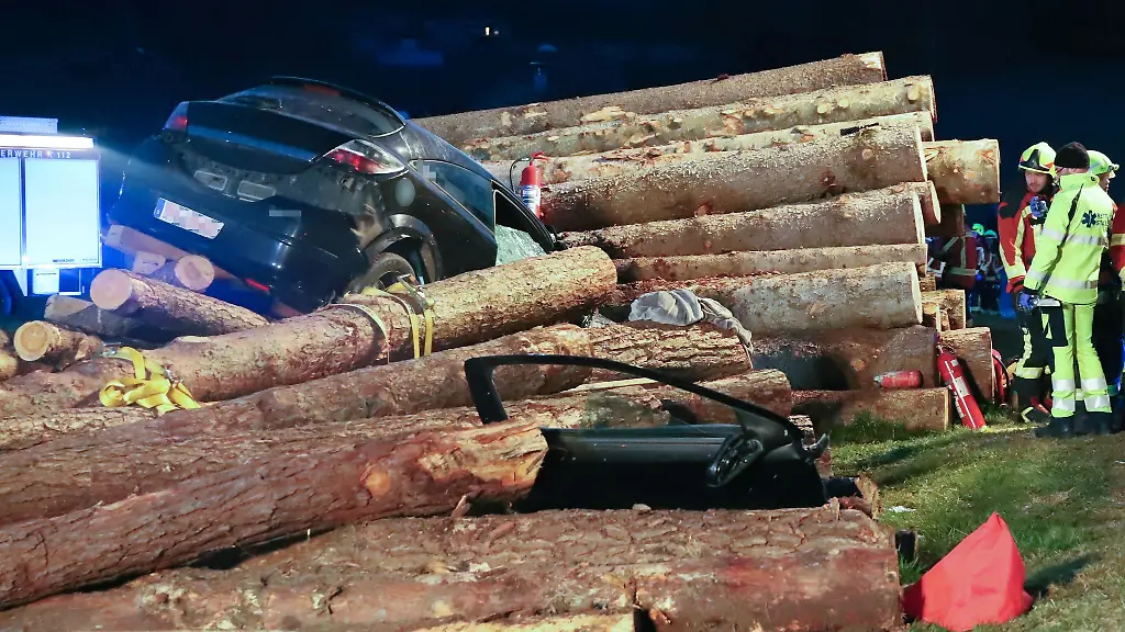 Der-Pkw-fuhr-am-Freitagabend-in-einen-Holzstapel