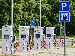Thüringen: Thüringer Autobahnen bekommen mehr Ladesäulen und Lkw-Plätze