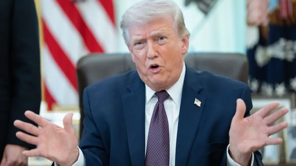 United-States-President-Donald-J-Trump-gives-remarks-during-an-Executive-Order-signing-event-in-the-Oval-Office-of-the-White-House-in-Washington-DC-USA-on-Tuesday-March-31-2026-The-order-will-have-the-federal-government-through-the-US-Postal-service-provide-states-with-information-concerning-voter-eligibility