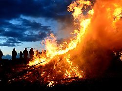 Niedersachsen & Bremen: Zwischen Brauchtum und Kritik: Debatte um Osterfeuer
