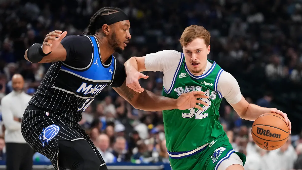 Basketball-Maenner-NBA-Dallas-Mavericks-Orlando-Magic-Hauptrunde-Hauptrunde-Partien-157-Spieltag-Dallas-Mavericks-Stuermer-Cooper-Flagg-r-zieht-zum-Korb-waehrend-Wendell-Carter-Jr-l-von-Orlando-Magic-verteidigt