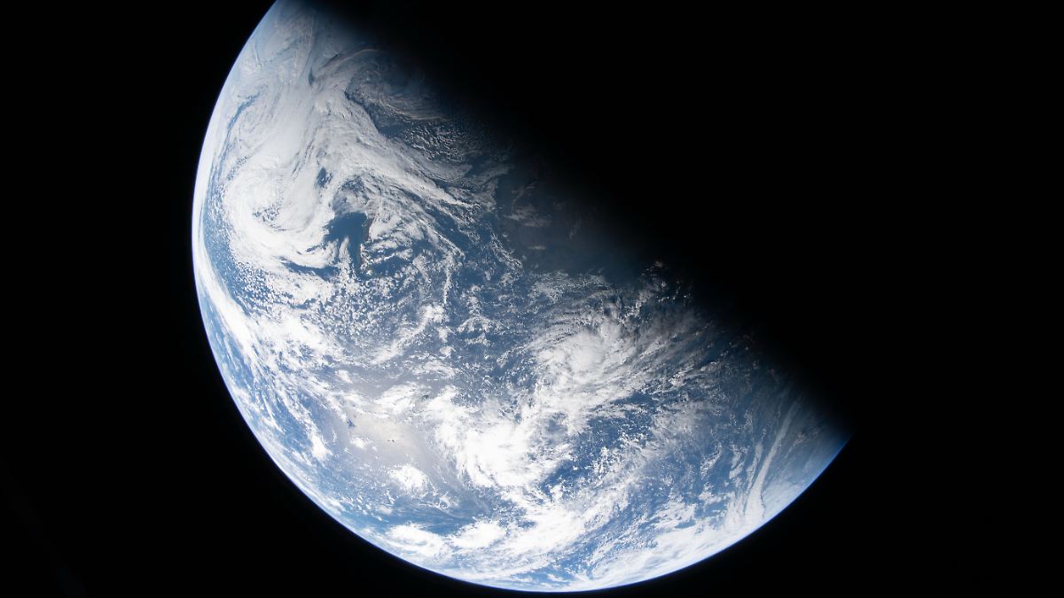 Halbe Strecke zum Mond geschafft: "Artemis 2"-Crew schickt Bilder aus dem All 