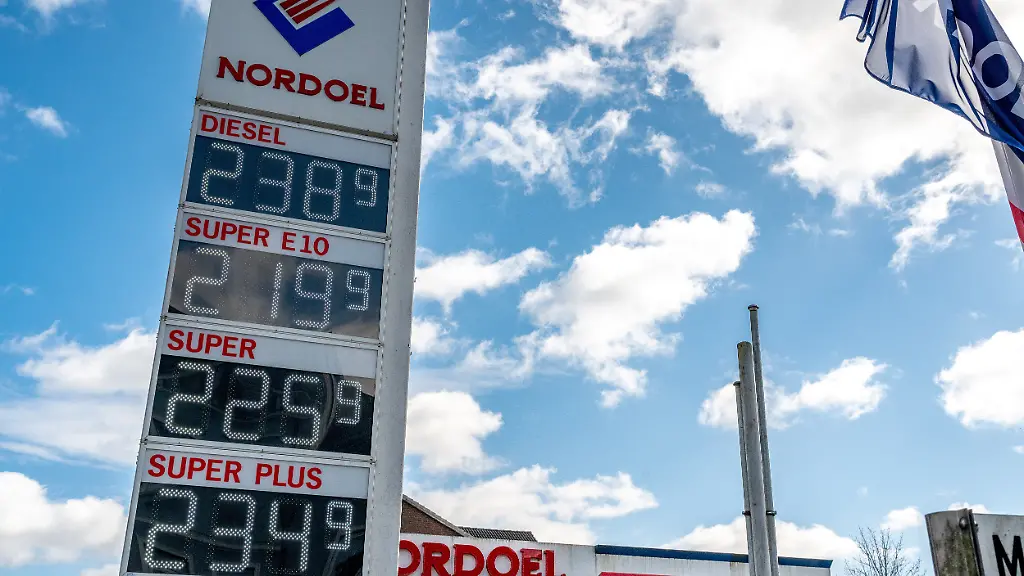 Schleswig-die-Preistafel-an-einer-NORDOEL-Tankstelle-nach-der-Erhoehung-um-12-Uhr-mittags-Der-Preis-fuer-alle-Treibstoffsorten-liegt-wegen-des-Kriegs-im-Iran-deutlich-ueber-der-2-Euro-Marke-Die-Nordoel-Mineraloelhandelsgesellschaft-mbH-ist-ein-mittelstaendisches-deutsches-Mineraloelunternehmen-mit-Hauptsitz-in-Luebeck
