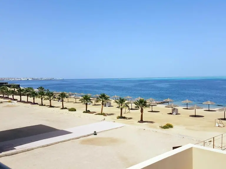 Ein-Badestrand-in-Aegypten-ist-menschenleer