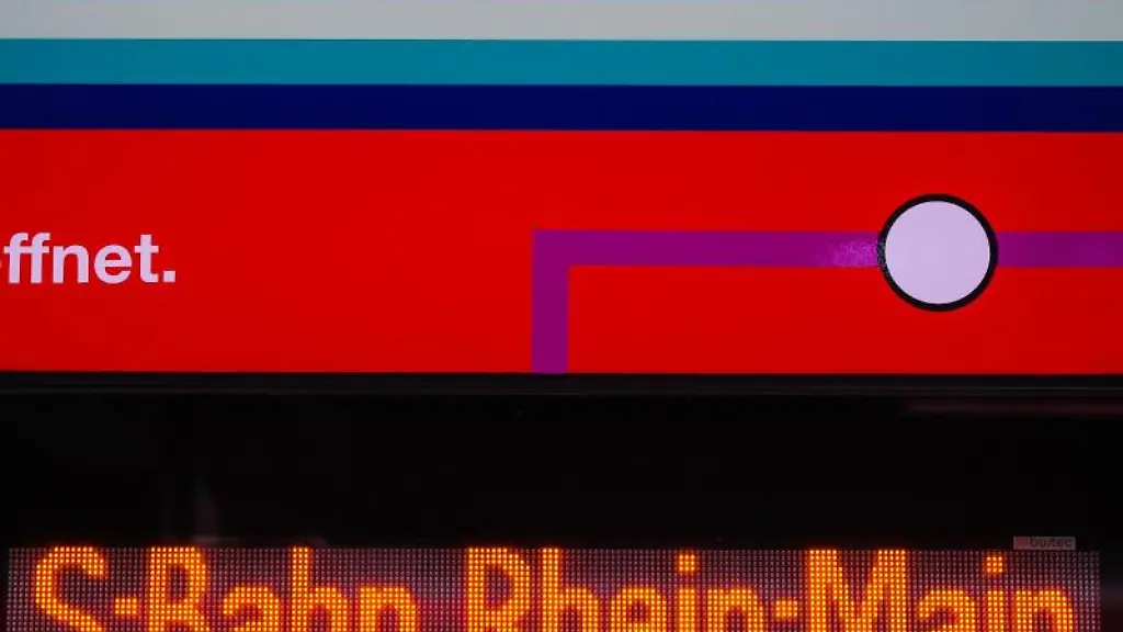 S-Bahn-Rhein-Main-ist-auf-einem-S-Bahn-Zug-zu-lesen