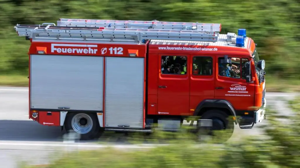 Ein-Feuerwehrfahrzeug-faehrt-zu-einem-Einsatz