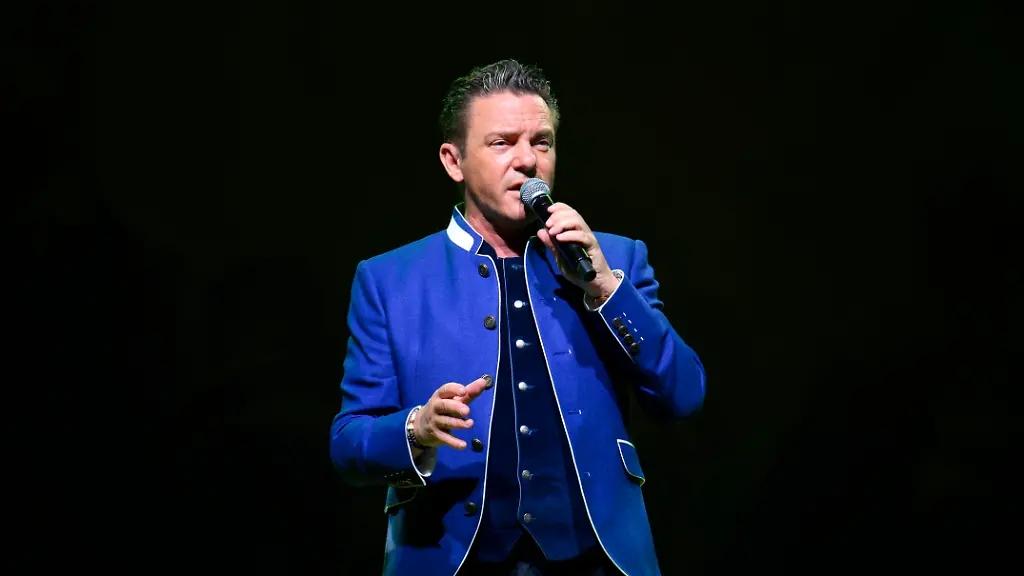 Saenger-und-Moderator-Stefan-Mross-bei-der-Jubilaeums-Tournee-von-Immer-wieder-sonntags-in-der-Meistersingerhalle-Nuernberg-31-03