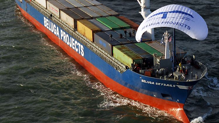 Frachter mit Lenkdrachen: Niels Stolberg zählt zu den Förderern des Projekt "Skysails".