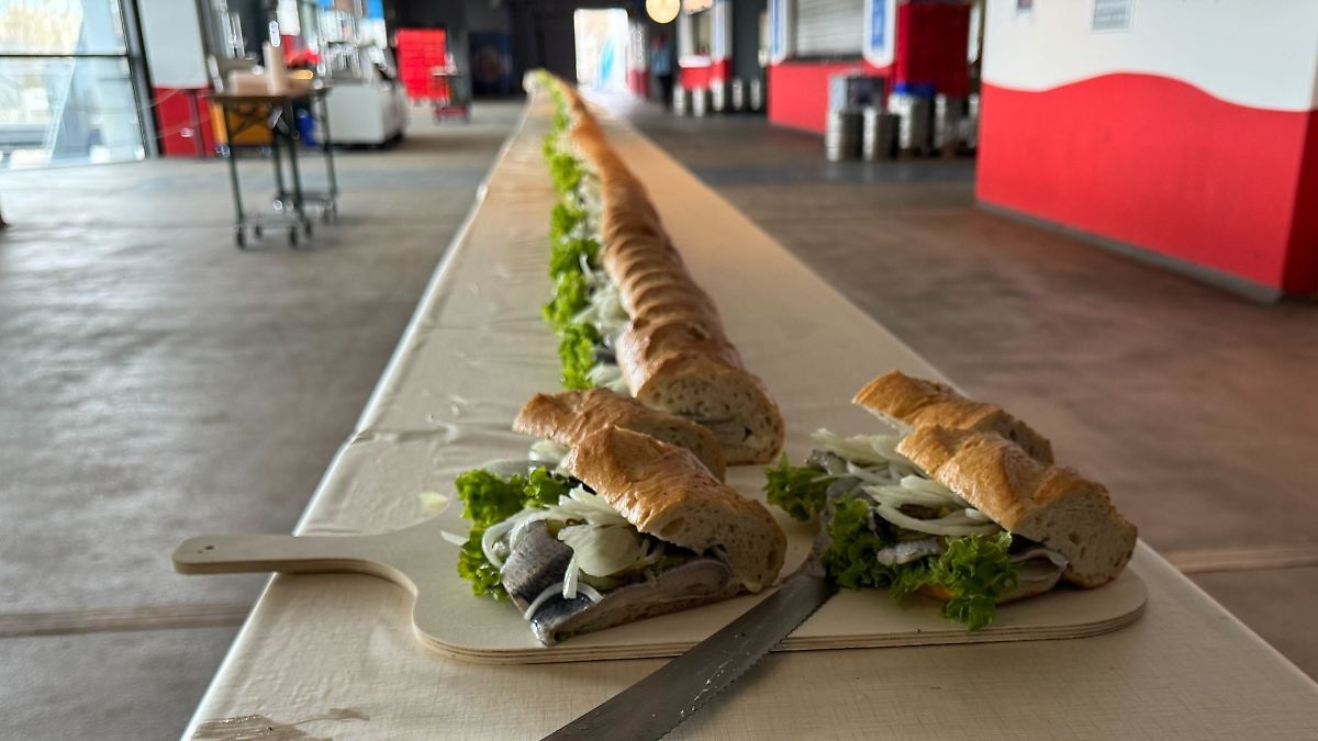 120 Kilogramm Hering verwendet: Rostocker knacken den Fischbrötchen-Weltrekord