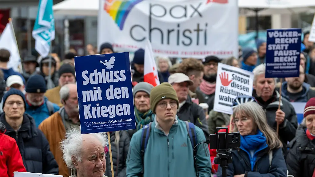 Jung-und-Alt-haben-sich-heute-bei-der-Kundgebung-zum-Ostermarsch-auf-dem-Muenchner-Marienplatz-versammelt