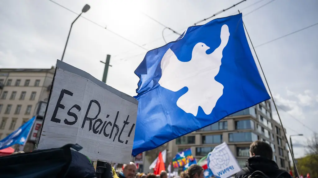 Rund-1-600-Menschen-kamen-laut-Polizei-dieses-Jahr-zum-Ostermarsch-in-Berlin