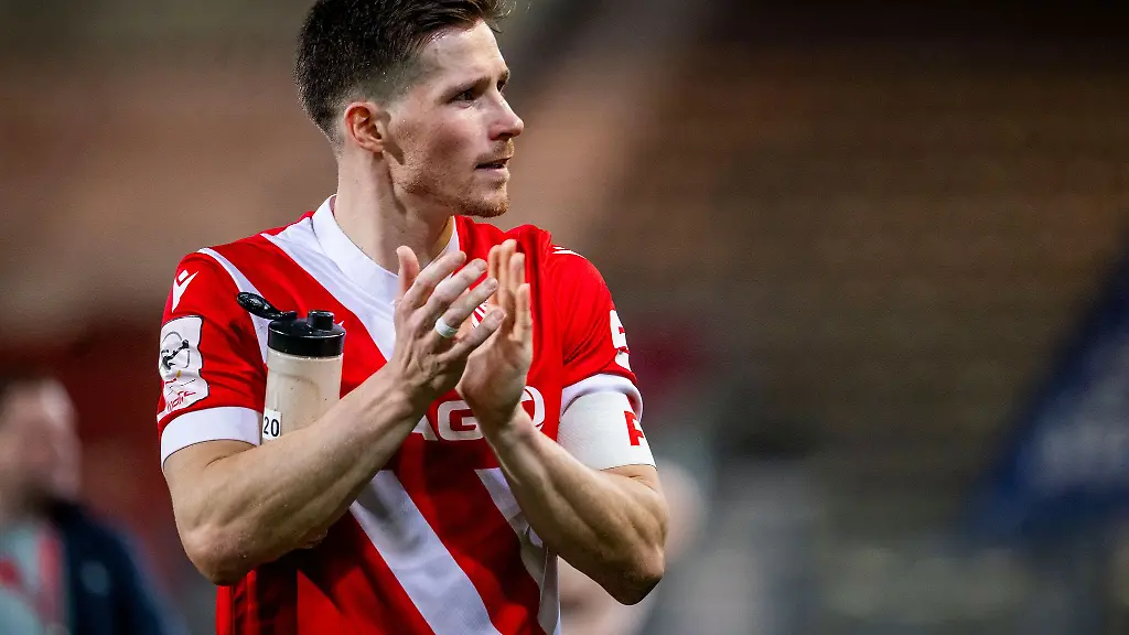 Kapitaen-Axel-Borgmann-schiesst-Energie-Cottbus-zum-Sieg