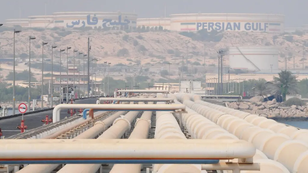 Photo-taken-Aug-31-2016-shows-pipelines-transferring-crude-oil-from-storages-on-the-hills-to-tankers-in-the-eastern-dock-of-Kharg-Island-Iran