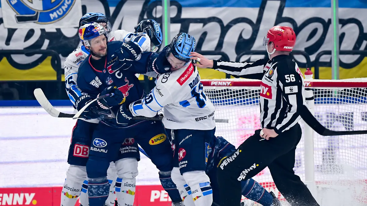 24-03-2026-Bayern-Muenchen-Eishockey-Maenner-DEL-EHC-Red-Bull-Muenchen-ERC-Ingolstadt-Meisterschaftsrunde-Viertelfinale-1-Spieltag-im-SAP-Garden-Patrick-Hager-l-Muenchen-und-Matthew-Boucher-Ingolstadt-rangeln-auf-dem-Eis