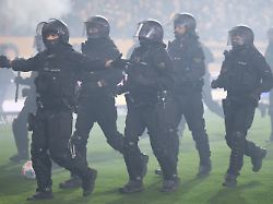 Jagdszenen auf dem Feld: Vermummte Dynamo-Fans sorgen für schockierende Szenen