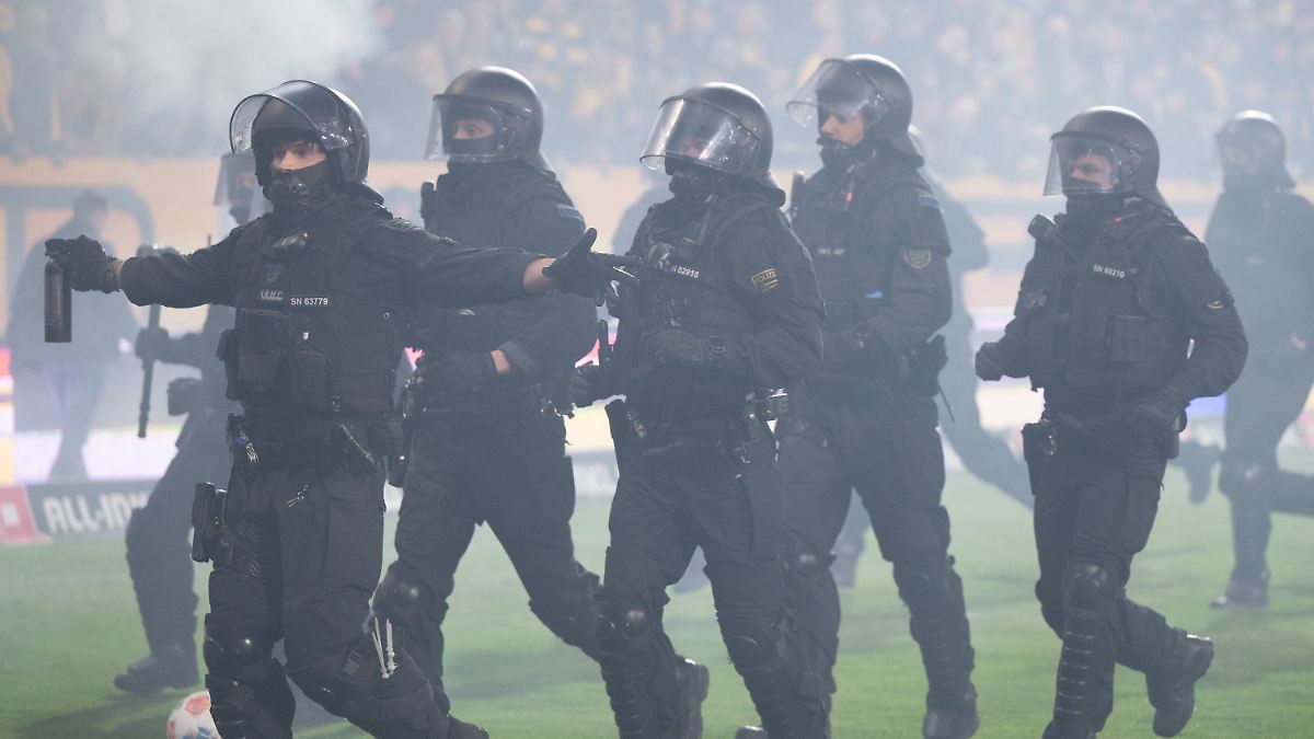 Jagdszenen auf dem Feld: Zweitliga-Eklat: Vermummte Dynamo-Fans sorgen für schockierende Bilder