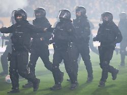 Jagdszenen auf dem Feld: Zweitliga-Eklat: Vermummte Dynamo-Fans sorgen für schockierende Bilder