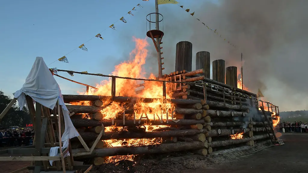 In-Trechwitz-fand-auch-in-diesem-Jahr-auch-ein-grosses-Osterfeuer-statt