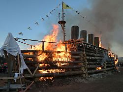 Berlin & Brandenburg: Osterfeuer mal anders: Holzschiff geht in Flammen auf