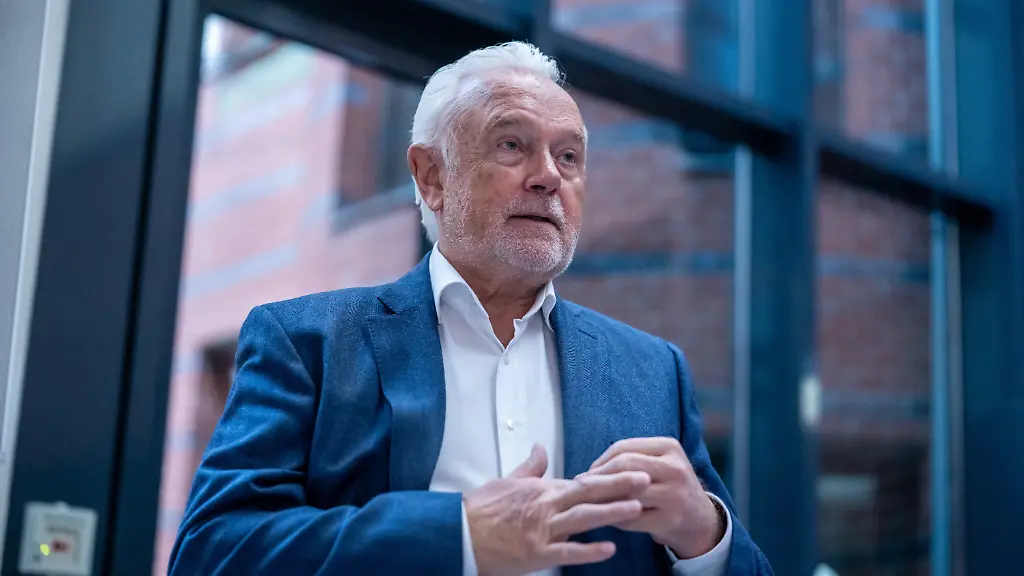 Wolfgang-Kubicki-FDP-steht-vor-der-Pressekonferenz-in-der-Bundeszentrale-der-FDP-dem-Hans-Dietrich-Genscher-Haus-nach-den-Landtagswahlen-in-Rheinland-Pfalz