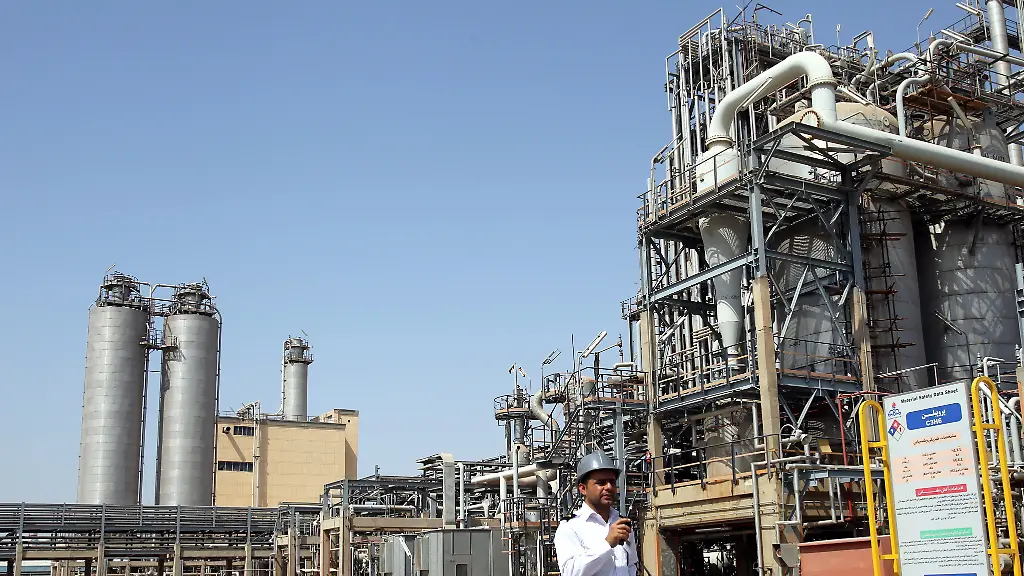 Ein-iranischer-Wachmann-steht-vor-dem-petrochemischen-Komplex-Mahschahr-im-Suedwesten-des-Irans