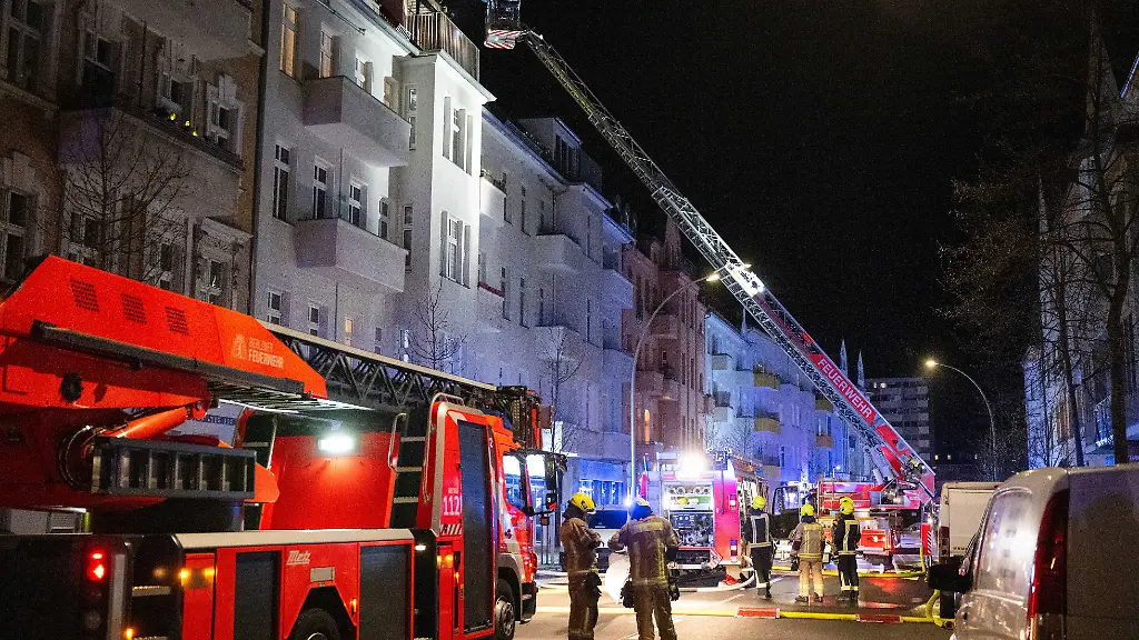 Feuerwehrleute-loeschen-einen-Brand-in-einem-Mehrfamilienhaus-Bei-dem-Brand-in-Berlin-Wilhelmstadt-ist-am-Abend-ein-Mann-ums-Leben-gekommen