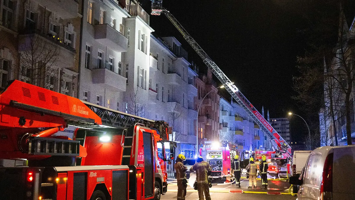 Dachgeschoss in Flammen: Ein Mensch stirbt bei Wohnungsbrand in Berlin