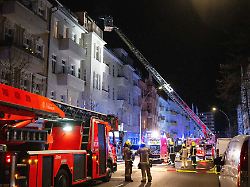 Dachgeschoss in Flammen: Ein Mensch stirbt bei Wohnungsbrand in Berlin
