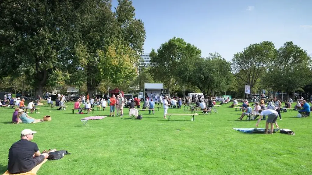 Teilnehmer-einer-Kundgebung-gegen-die-staatlichen-Corona-Regeln-stehen-vor-der-Buehne