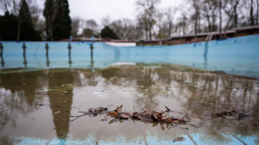 Im-Sommerbad-Humboldthain-liegt-Laub-im-Schwimmbecken
