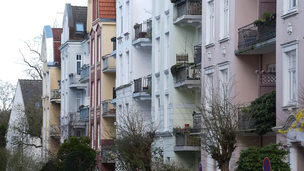 Geht-es-nach-dem-Denkmalschutz-muessen-an-manchen-Haeusern-die-farbigen-Anstriche-weichen