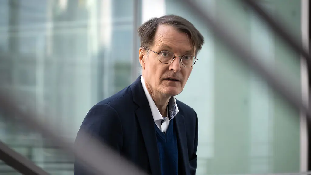 Karl-Lauterbach-SPD-frueherer-Gesundheitsminister-kommt-ueber-die-Treppe-des-Marie-Elisabeth-Lueders-Hauses-zur-oeffentlichen-Anhoerung-der-Enquete-Kommission-des-Bundestages-zur-Corona-Pandemie