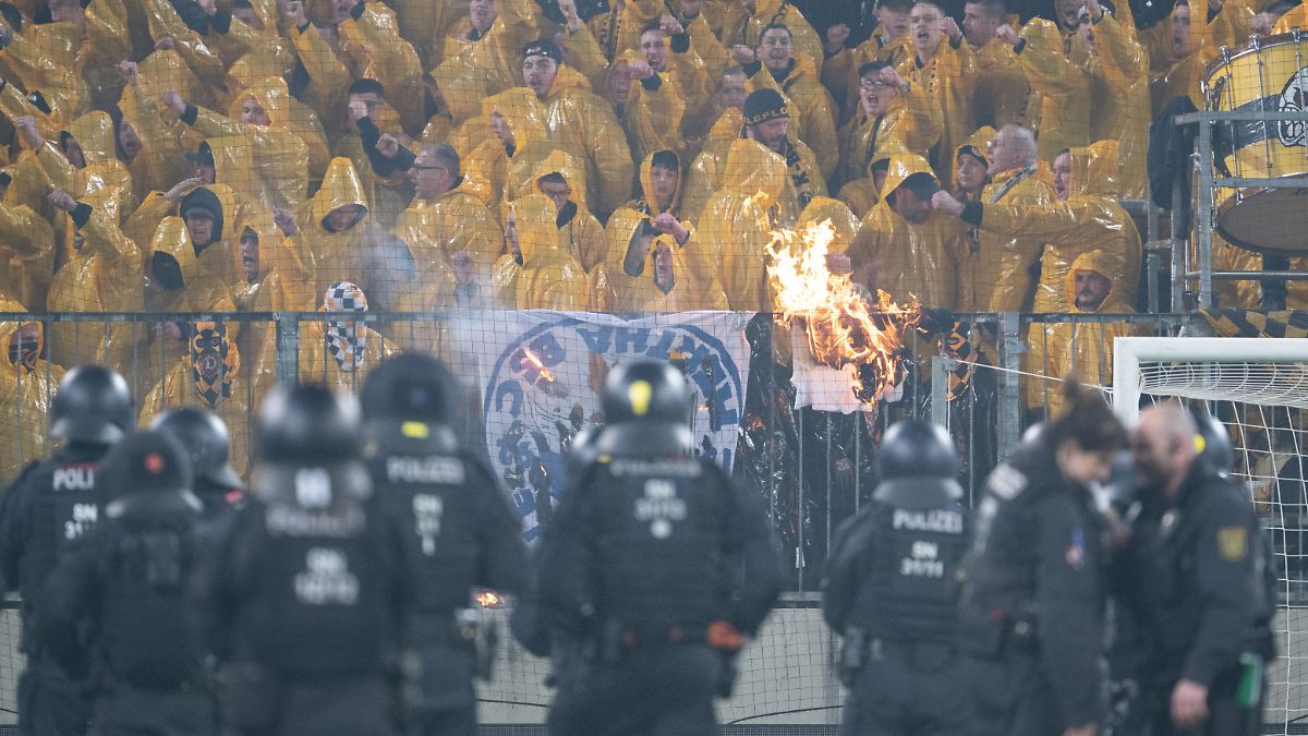 Polizei ermittelt nach Krawallen: Skandalspiel "für Fußball-Deutschland sehr enttäuschend"