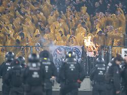 Polizei ermittelt nach Krawallen: Skandalspiel "für Fußball-Deutschland sehr enttäuschend"