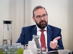 Berlin & Brandenburg: "Keine Denkverbote": Minister sucht Lösung für Lehrermangel