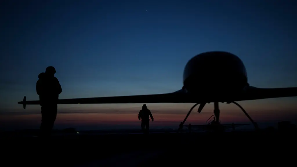 Ukrainische-Soldaten-des-Verteidigungsnachrichtendienstes-bereiten-den-Start-der-Langstreckendrohne-An-196-Ljutyj-an-einem-ungenannten-Ort-in-der-Ukraine-vor