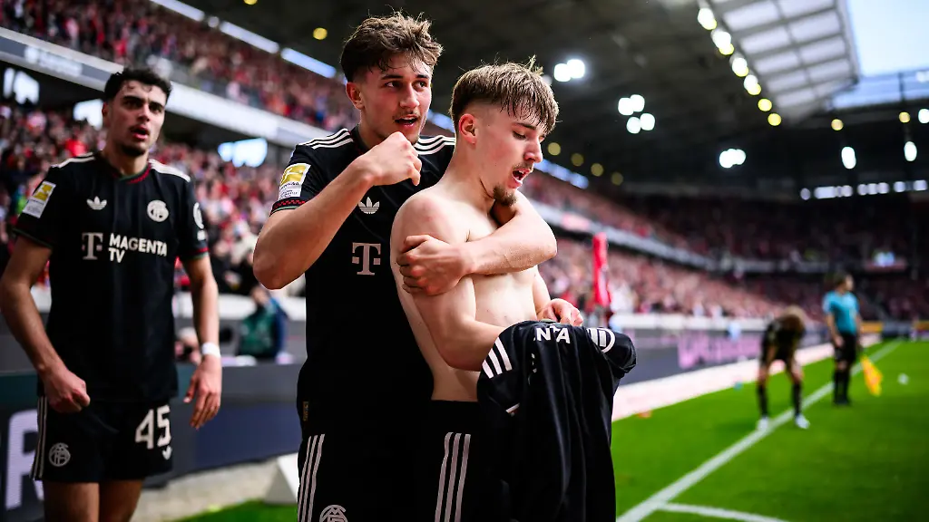 04-04-2026-Baden-Wuerttemberg-Freiburg-im-Breisgau-Fussball-Maenner-Bundesliga-SC-Freiburg-Bayern-Muenchen-28-Spieltag-Europa-Park-Stadion-Lennart-Karl-Bayern-Muenchen-jubelt-nach-seinem-Tor-zum-2-3-mit-Tom-Bischof-M-Bayern-Muenchen-Foto-Tom-Weller-dpa-WICHTIGER-HINWEIS-Gemaess-den-Vorgaben-der-DFL-Deutsche-Fussball-Liga-bzw-des-DFB-Deutscher-Fussball-Bund-ist-es-untersagt-in-dem-Stadion-und-oder-vom-Spiel-angefertigte-Fotoaufnahmen-in-Form-von-Sequenzbildern-und-oder-videoaehnlichen-Fotostrecken-zu-verwerten-bzw-verwerten-zu-lassen