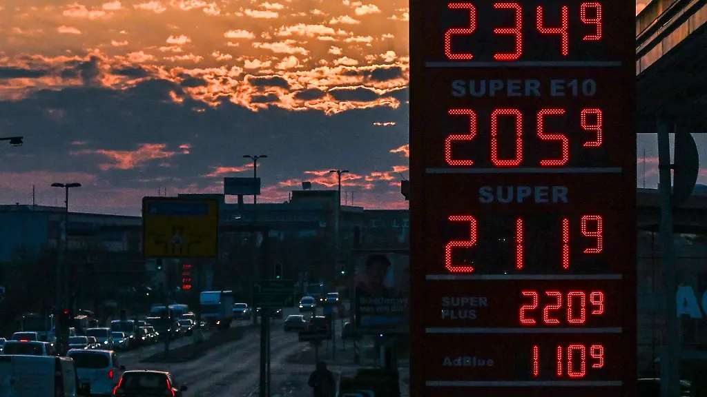 Mit-mutmasslich-gestohlenen-135-Litern-Diesel-hat-die-Polizei-zwei-Maenner-an-der-Grenze-zu-Oesterreich-gestoppt