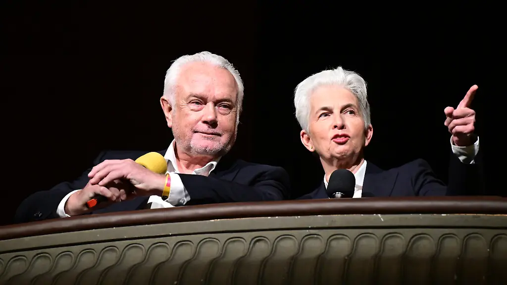 Die-FDP-Spitzenpolitiker-Wolfgang-Kubicki-l-und-Marie-Agnes-Strack-Zimmermann-sitzen-beim-traditionellen-Dreikoenigstreffen-der-FDP-im-Opernhaus-in-einer-Loge