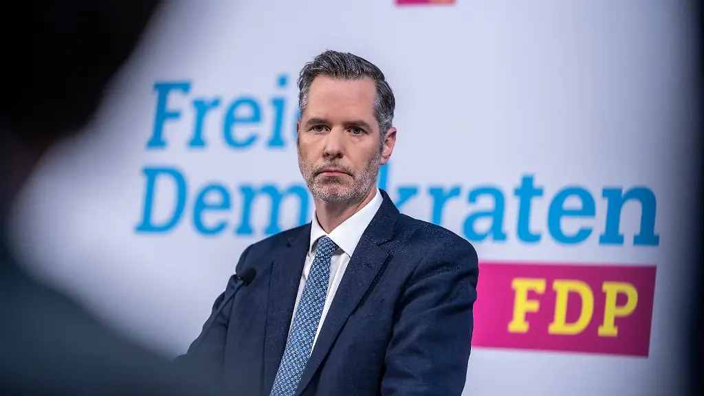 Christian-Duerr-FDP-Bundesvorsitzender-spricht-bei-der-Pressekonferenz-in-der-Bundeszentrale-der-FDP-dem-Hans-Dietrich-Genscher-Haus-nach-den-Landtagswahlen-in-Rheinland-Pfalz