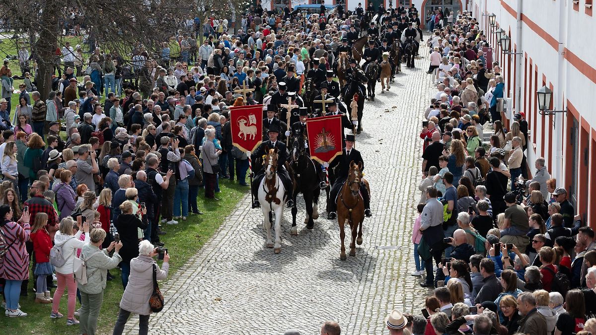 Osterreiter lösen Ansturm von Schaulustigen aus