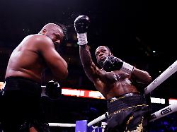 Spektakuläre Niederschläge: Deontay Wilder schickt Derek Chisora turbulent in die Box-Rente
