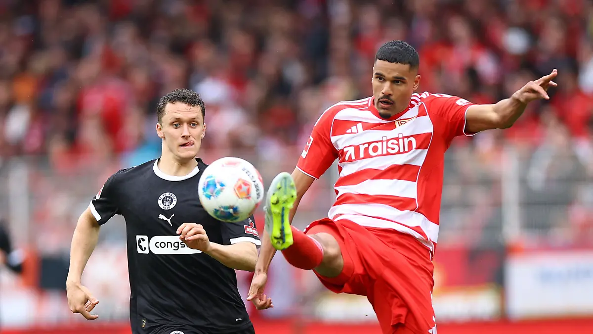 Soccer-Football-Bundesliga-1-FC-Union-Berlin-v-St-Pauli-Stadion-An-der-Alten-Forsterei-Berlin-Germany-April-5-2026-1-FC-Union-Berlin-s-Danilho-Doekhi-in-action-with-St-Pauli-s-Martijn-Kaars-REUTERS-Lisi-Niesner-DFL-REGULATIONS-PROHIBIT-ANY-USE-OF-PHOTOGRAPHS-AS-IMAGE-SEQUENCES-AND-OR-QUASI-VIDEO
