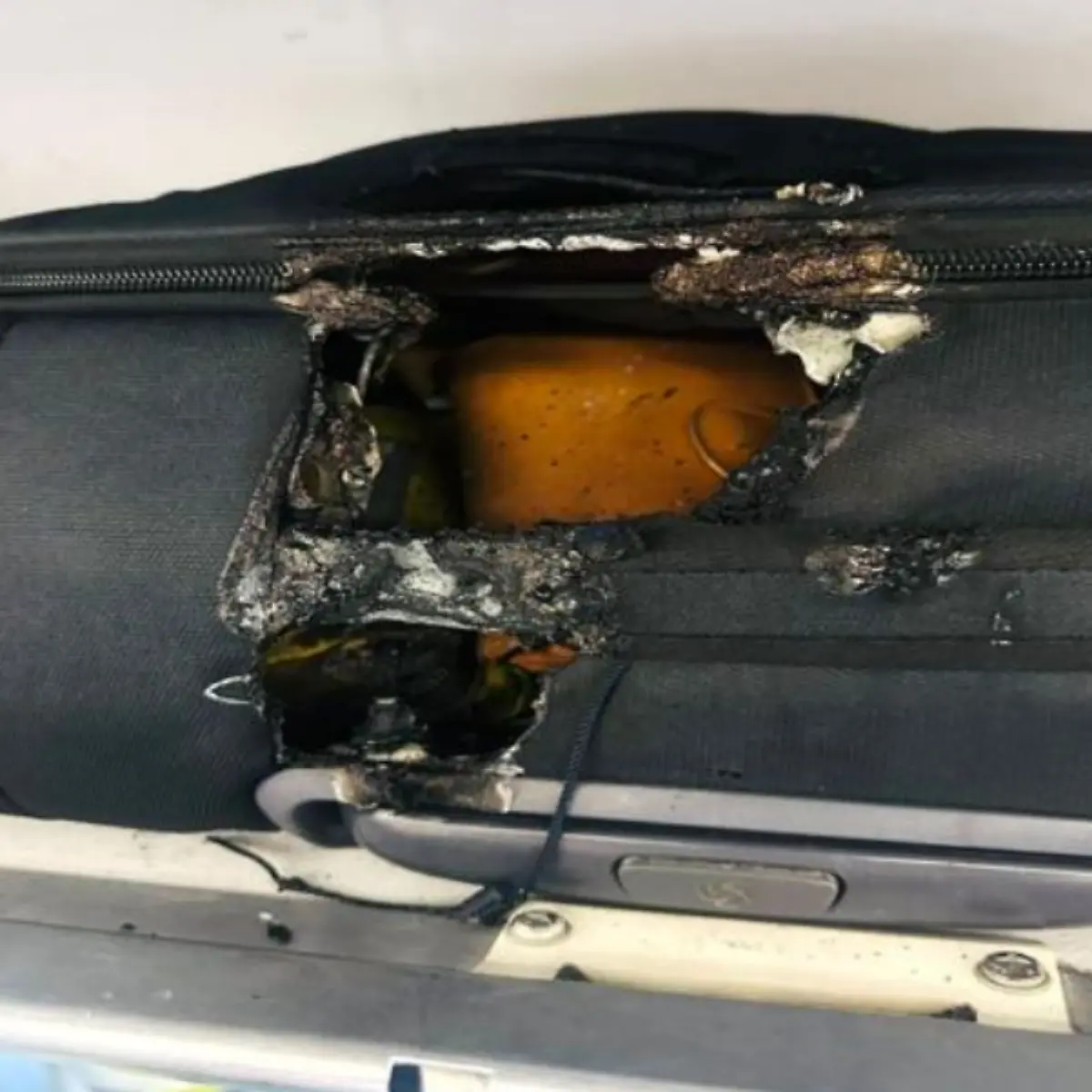 elfbar elfa master akku Crew greift zu Feuerlöscher: E-Zigarette verursacht Brand in Flieger nach  Portugal