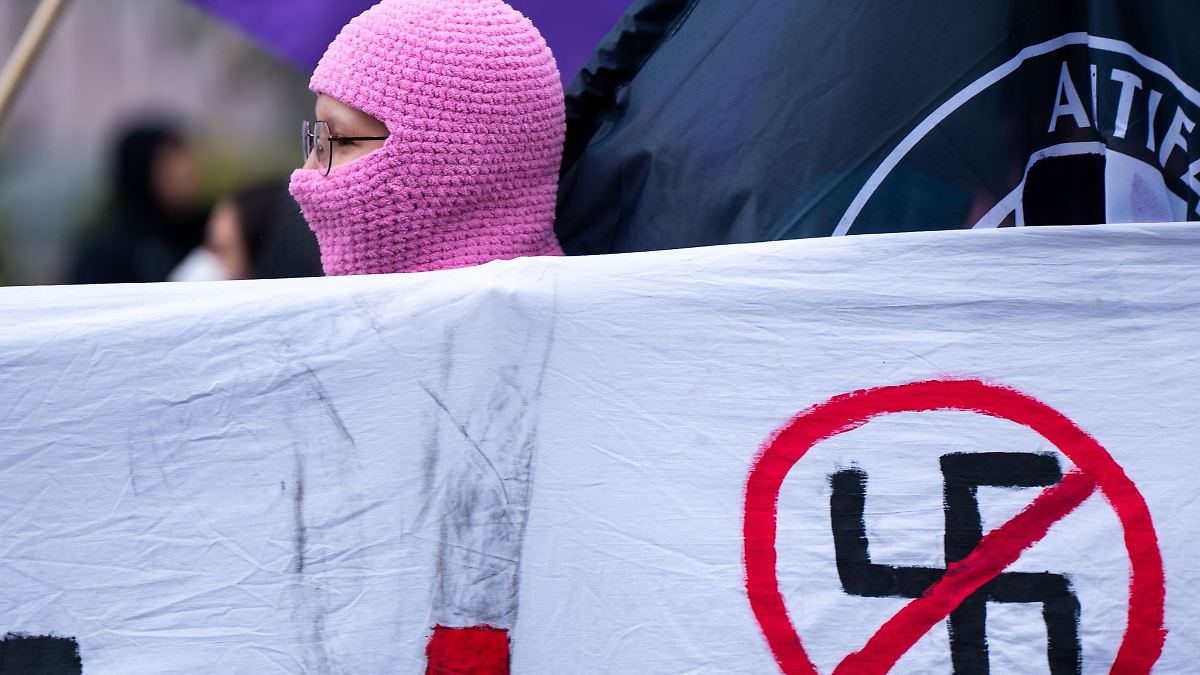 Hunderte demonstrieren nach Angriff mit Machete