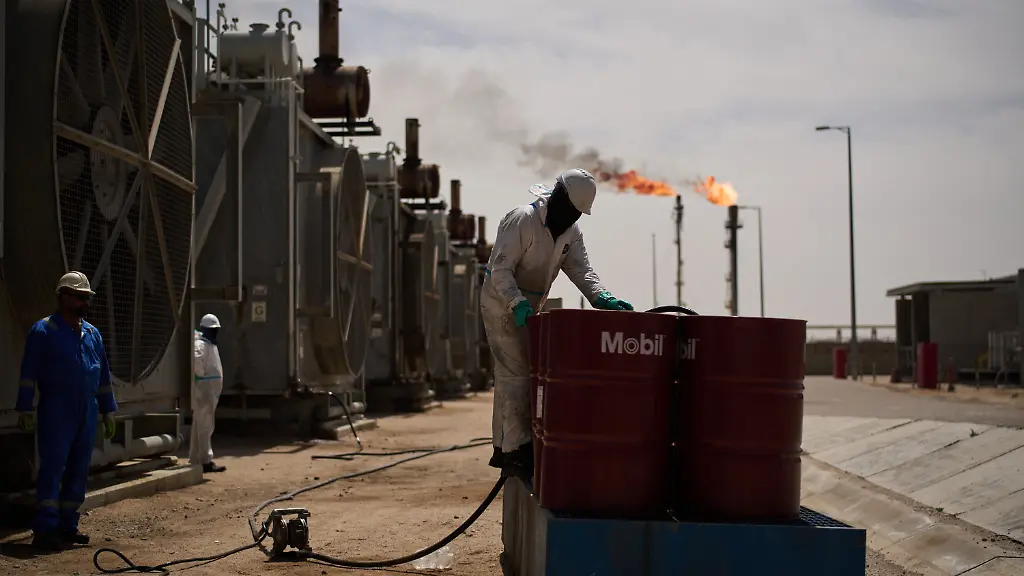 28-03-2026-Irak-Basra-Ein-Arbeiter-steht-an-Oeltonnen-waehrend-er-an-einer-Entgasungsstation-im-Zubair-Oelfeld-in-der-Naehe-von-Basra-arbeitet-Der-Betrieb-auf-dem-Oelfeld-ist-aufgrund-des-Iran-Kieges-eingeschraenkt